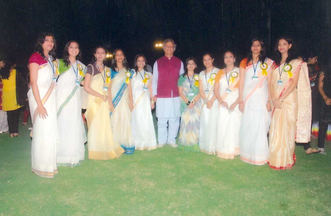 Prof. Siddarth Shastri, Dean WISDOM, with the organising committee of Navotkarsh (2009)